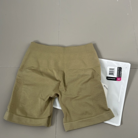 NWT Alphalete Amplify Contour Short - Picture 2 of 3